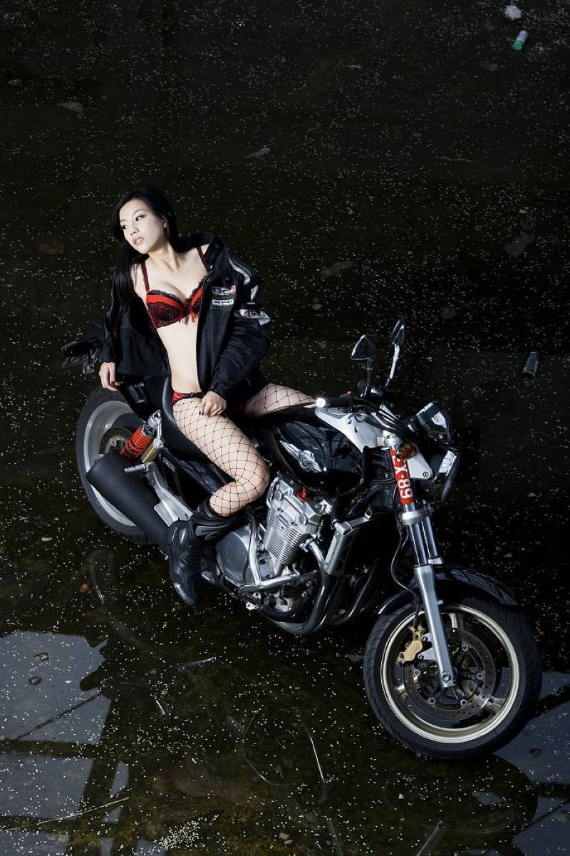 重机车比尼写真美女  [凱渥@ Lina]